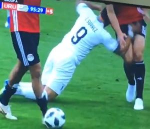 VIDEO | Cámaras captaron todo: Luis Suárez inaugura temporada de anti fair play Rusia 2018