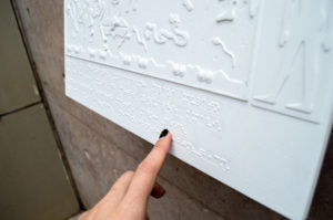 Lanzan inédito circuito de murales con sistema braille para personas con discapacidad visual