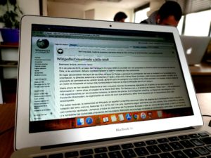 Wikipedia sale invicta tras rechazo del europarlamento a reforma sobre los derechos de autor