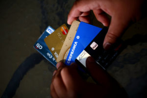 Los bancos afectados por el hackeo que afectó a 14 mil clientes de tarjetas de crédito