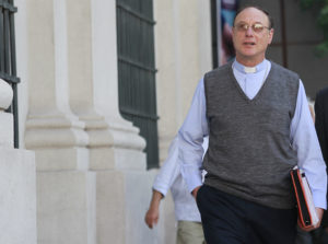 Víctima de abusos sexuales en Coyhaique acusa a Obispo Luis Infanti de encubrimiento