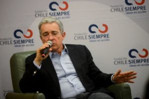 Alvaro Uribe renuncia al Senado de Colombia tras ser acusado de corrupción