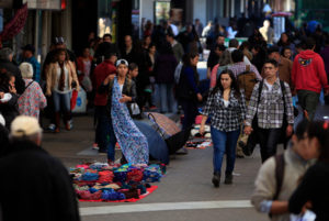 Providencia lanza ordenanza que sancionará  a quién compre a comerciantes ambulantes