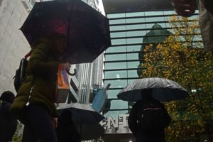 Intendenta Karla Rubilar anuncia la suspensión de clases en dos comunas de la Región Metropolitana por sistema frontal