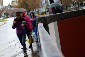 Nuevo sistema frontal dejará lluvias y frío para toda la semana en la Región Metropolitana