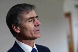 Ministro Valente se defiende de críticas: recomendación de invertir fuera de Chile 