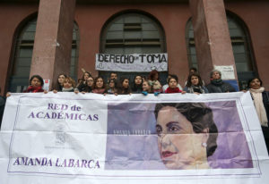 Más de cien académicas de la Universidad de Chile piden la renuncia de Carlos Carmona