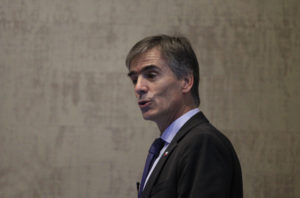 Ministro de Economía recomienda invertir fuera de Chile: 