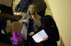 Pamela Jiles se ríe de los diputados pro-corbata con particular experimento social: 