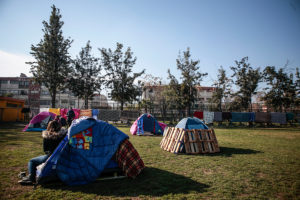 Vecinos se toman cancha de Ñuñoa en demanda de viviendas sociales