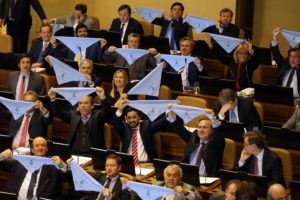 Diputados UDI portan pañuelo celeste y protestan contra el aborto libre