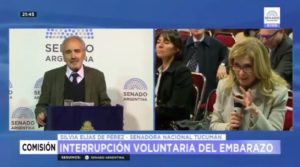 VIDEO | Doctor en biología deja en ridículo a senadora 