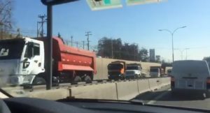 VIDEO | Asociación de camioneros Tolva se toma las calles de Santiago a modo de protesta