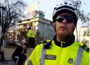 VIDEO | Graban a Carabinero tratando de 