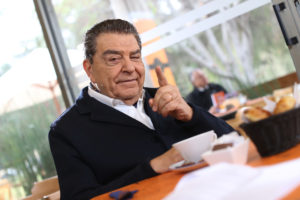 Polémica columna de autora de biografía de Don Francisco: 