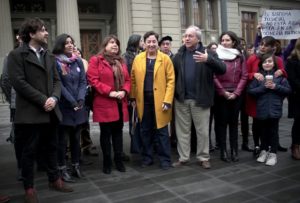 Diputados de oposición presentan solicitud a la Corte Suprema para destituir a Abbott