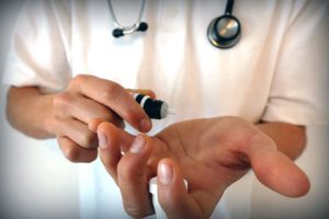 Mujer muere por tratar cáncer de mamas con homeopatía y oncólogo hace desesperado llamado a “frenar la pseudo ciencia”