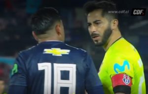 Johnny Herrera y Gonzalo Jara casi se van a los golpes en pleno partido