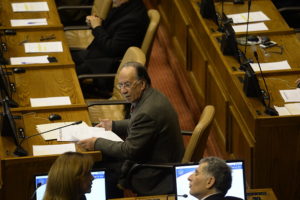 Diputado que cuestionó a abogado por ropa ahora opina sobre renuncia de gobernadora: 