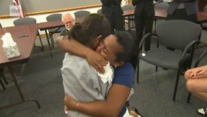 VIDEO | Emotivo reencuentro de una madre y su hija tras 55 días separadas por Trump