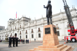 Diseñado con Paint: Piñera inaugura monumento a Pedro Aguirre Cerda con fuente Comic Sans