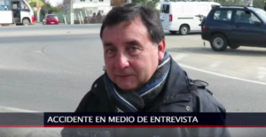 VIDEO | Choque vehicular interrumpe entrevista cuando piden instalar primer semáforo en El Tabo