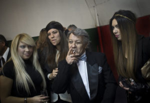 Estrenan documental sobre la fiesta interminable del rey de las pelucas