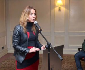 VIDEO | Seremi de Gobierno es sorprendida grabándose por más de un minuto con el celular mientras conducía