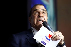 A Checho Hirane se le cayó el casco militar y tuvo tarde de furia con la izquierda: 