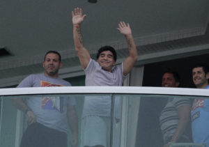 VIDEO | Otra vez Diego Maradona: captan al ídolo argentino en mal estado cantando en el techo del auto