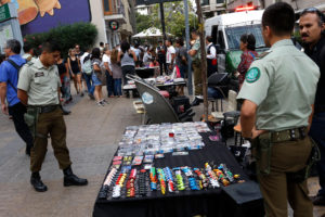 Las Condes sancionará a quienes compren a comercio ambulante: multas llegan a 238 mil pesos
