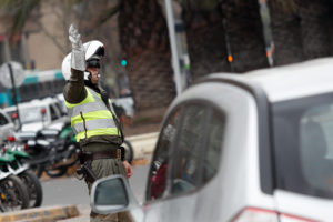 Conductor multado por Carabineros por no portar su licencia regresó minutos después y los atropelló en venganza