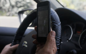 Hombre atropelló dos veces a su hijo mientras enviaba un mensaje de texto