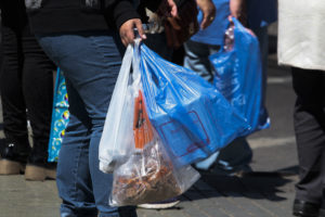 Comienza a regir ley que prohíbe el uso de bolsas plásticas en el comercio en todo el país