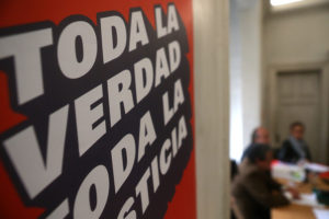 Londres 38 y organizaciones de DD.HH. realizan acción en la Corte Suprema contra beneficios a ex reos de Punta Peuco