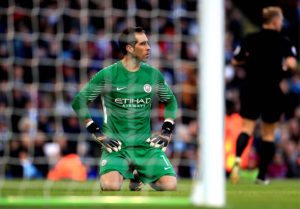 Medios internacionales informan de gravísima lesión de Claudio Bravo: sería baja toda la temporada