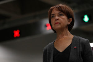 Ministra de Transportes Gloria Hutt reconoce que era usuaria de Uber hasta que la llamó Piñera