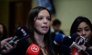 Subsecretaria Alejandra Bravo se enfrenta a diputada Camila Flores por defensa a Pinochet