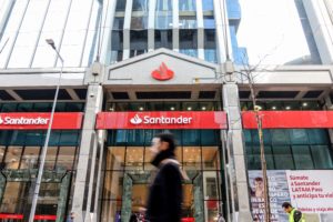 Filtran presunta lista de trabajadores del Banco Santander con casi 13 mil nombres