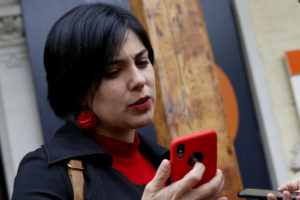 VIDEO | El momento exacto en que Santiago saca un parte a Karol Cariola durante actividad autorizada sobre VIH