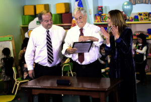 Sebastián Piñera firma proyecto de sala cuna universal: 