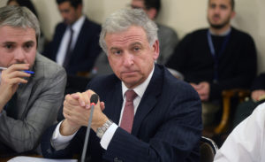 Ministro Larraín responde a Bachelet: 