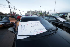 Colectiveros bloquean Vicuña Mackenna y se enfrentan a Carabineros por protesta contra Ley Uber