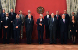 De biblias a entradas al rodeo: los regalos que ha recibido el gabinete de Piñera