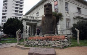 El trato que le ofreció la comunidad rapanui al Reino Unido para recuperar moáis robados