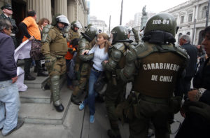 FOTOS | Triste espectáculo: familiares de criminales de Punta Peuco se enfrentan a golpes con transeúntes