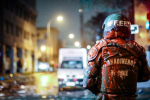 Carabineros anuncia que revisará protocolos de actuación por denuncia de joven herida con perdigones