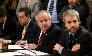 Registro del ministro Monckeberg cuando periodistas le dicen que está mintiendo sobre Salario Mínimo se hace viral