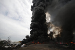 Bebé prematura se encuentra internada por humo en Maipú: padres haitianos no entendieron orden de evacuar