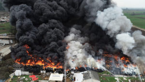 FOTOS + VIDEOS | Incendio en acopio de más de tres mil neumáticos en Maipú provoca gigantesca columna de humo